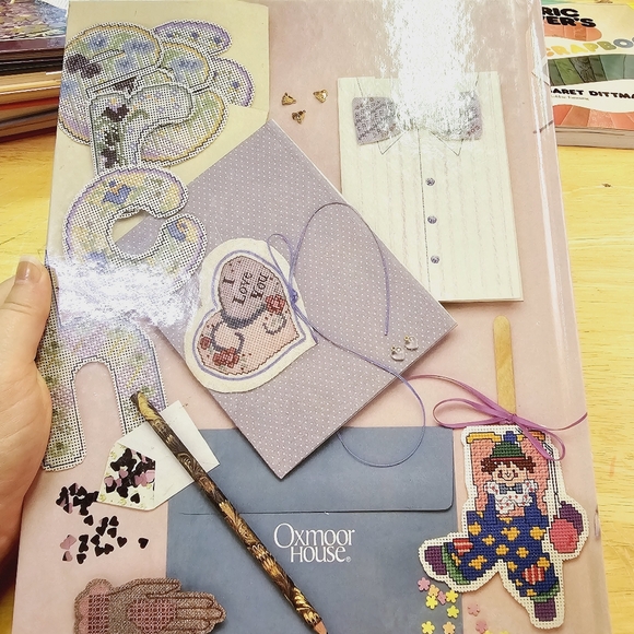 Vintage 1988 "Greetings In Cross-Stitch" Pattern Book - Picture 7 of 7